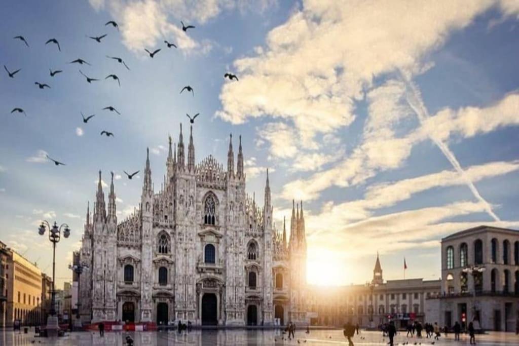 Ad Un Passo Dal Duomo Elegante Appartamento Wifi Milan Exterior photo